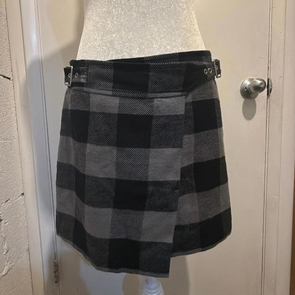 2009 Gap Women's Grey and Black Skirt